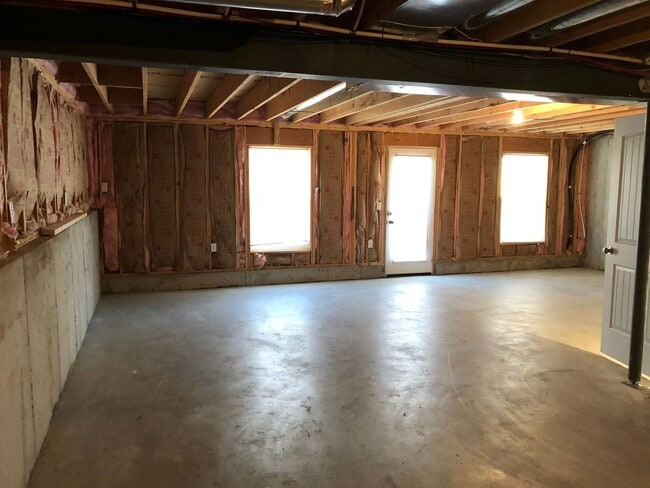 Building Photo - 2 Bed 1 Car Attached Villa with Unfinished Basement