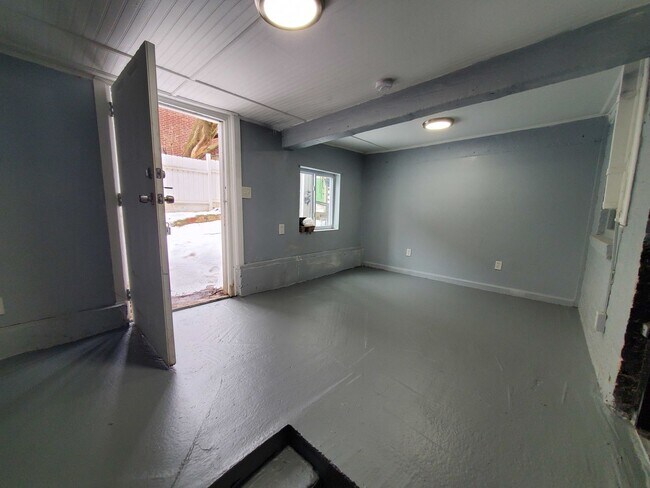 Building Photo - 127 Dove St