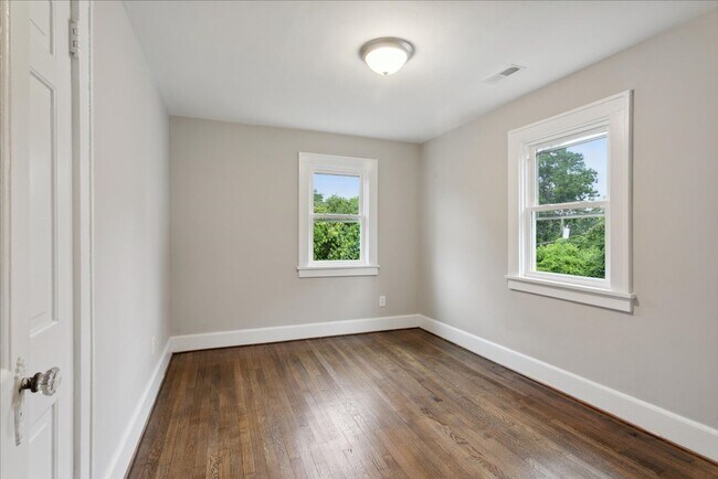 Building Photo - 4BR Historic Yorktown Home | Updated Kitchen & Baths | Near Yorktown Beach