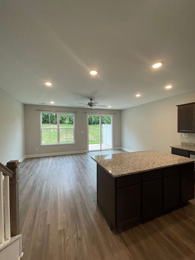 Building Photo - 3 Bedrooms, 2.5 Baths 2-story townhome