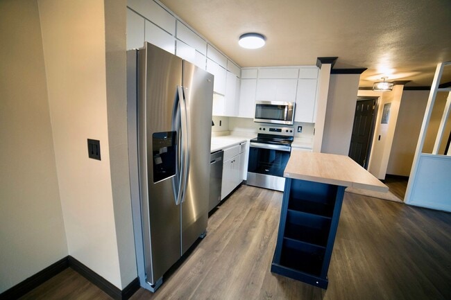 Building Photo - $300 Off! Quiet Top Floor 1 Bedroom Condo in Gated Tukwila Community