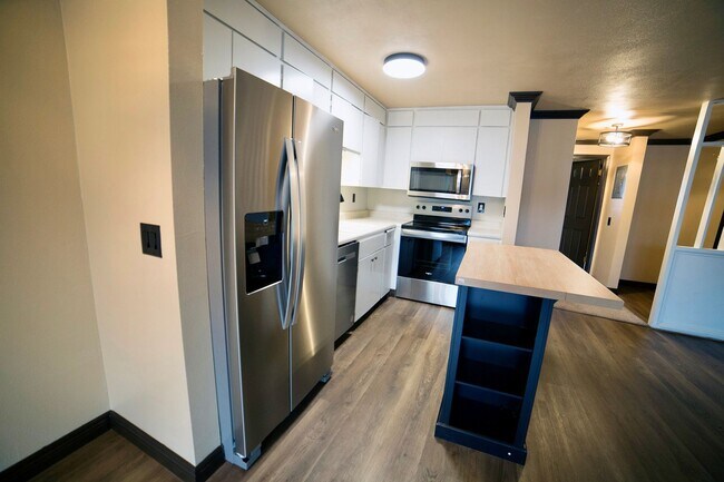 Building Photo - Quiet Top Floor 1 Bedroom Condo in Gated Tukwila Community