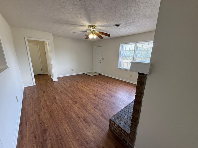 Building Photo - 2 bed 1 bath duplex in Bogart, just outside of Athens