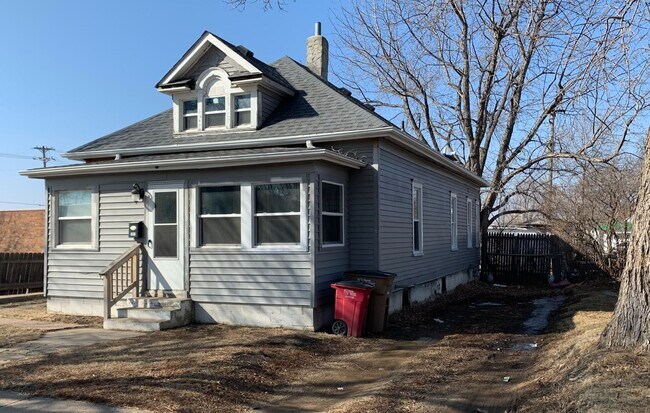Building Photo - House for Lease Near Downtown Sioux Falls