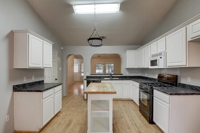 Building Photo - 4811 Mather