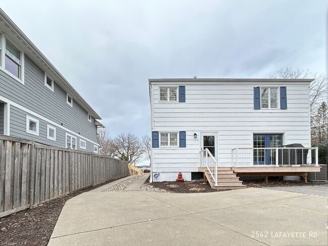 Building Photo - 3br 3ba 2cg ~ Security Deposit Free Altern...