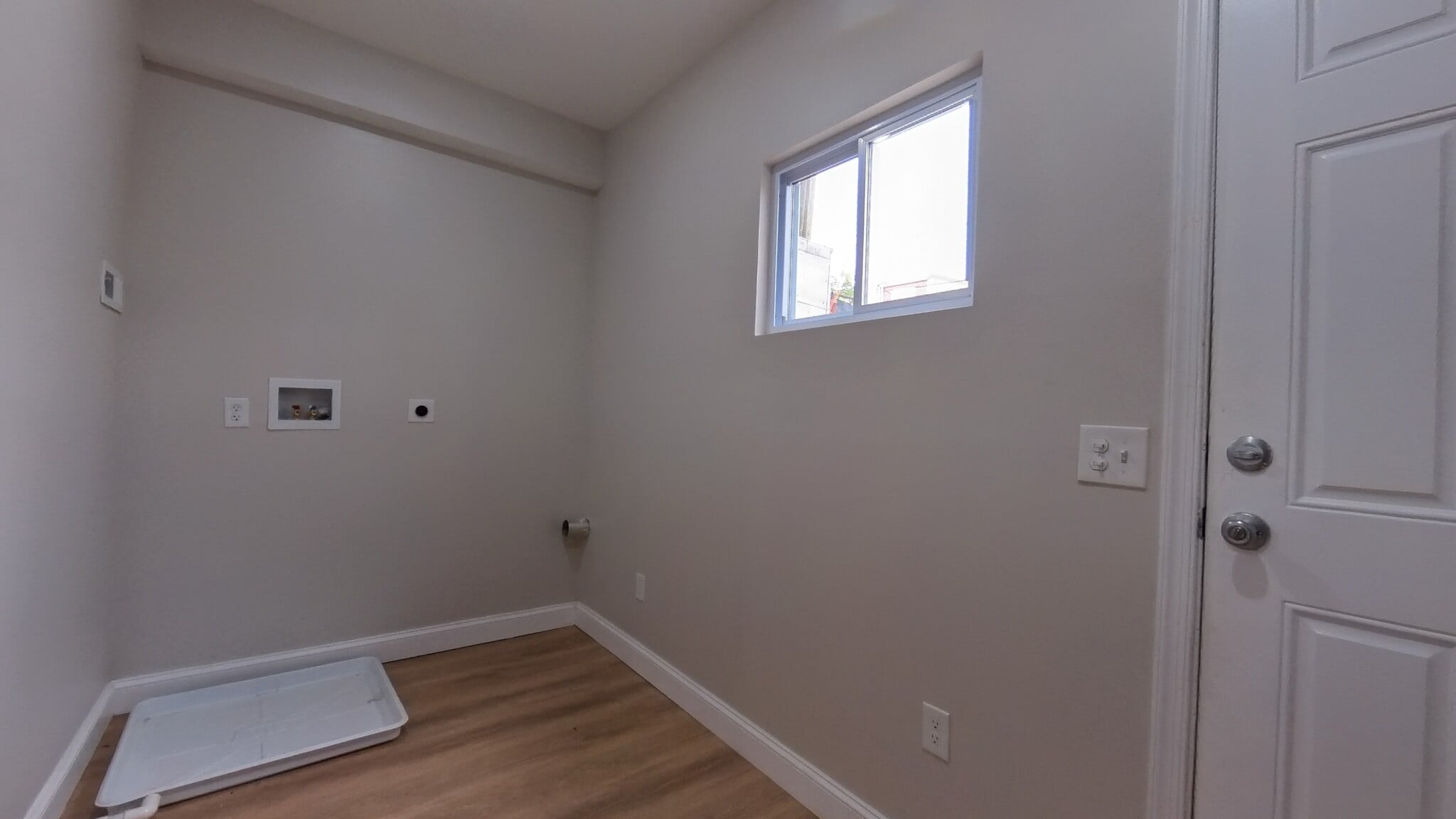 Rear entrance & laundry room - 4646 York Rd