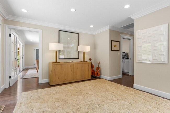 Building Photo - 977 Continental Dr