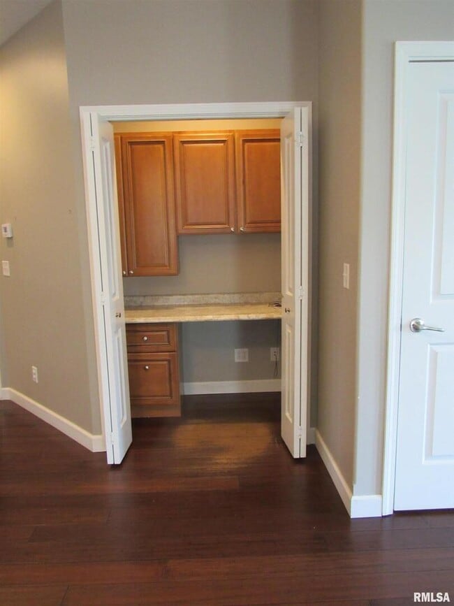 Building Photo - 405 E Palace Row