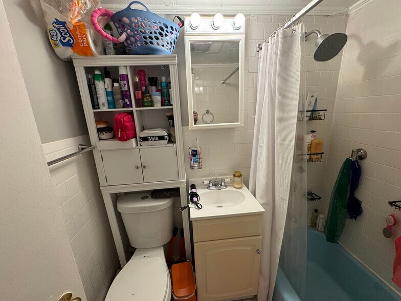 Building Photo - 639 Somerville Ave