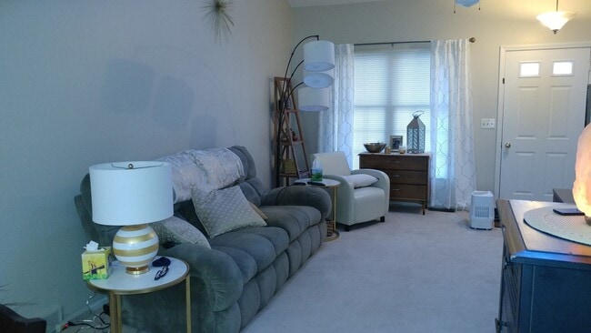 Building Photo - (2) bedroom Town-House w/ new Dining Room ...