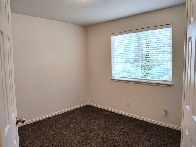 Building Photo - Great 3 Bd 2.5 Bath Townhome