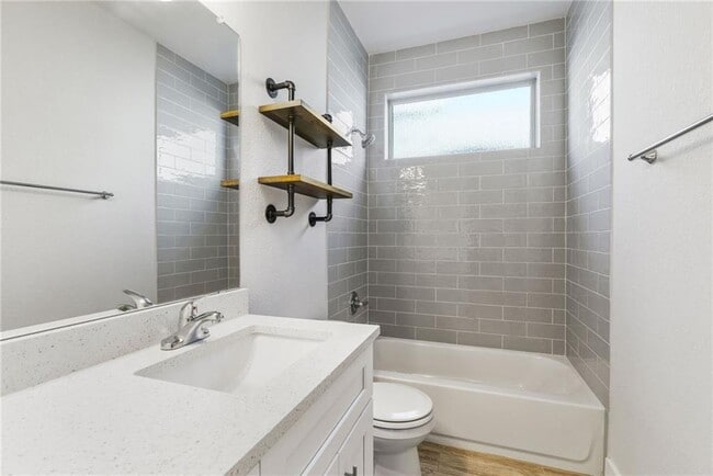 Building Photo - 941 Del Raphael Dr