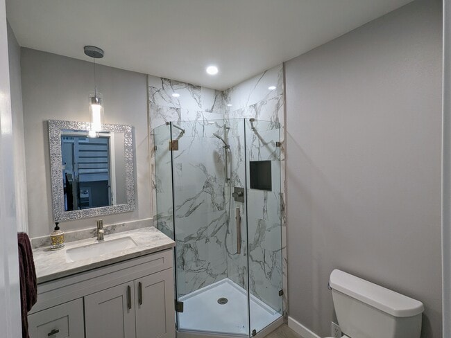 Guest Bathroom with shower - 28126 Ridgethorne Ct