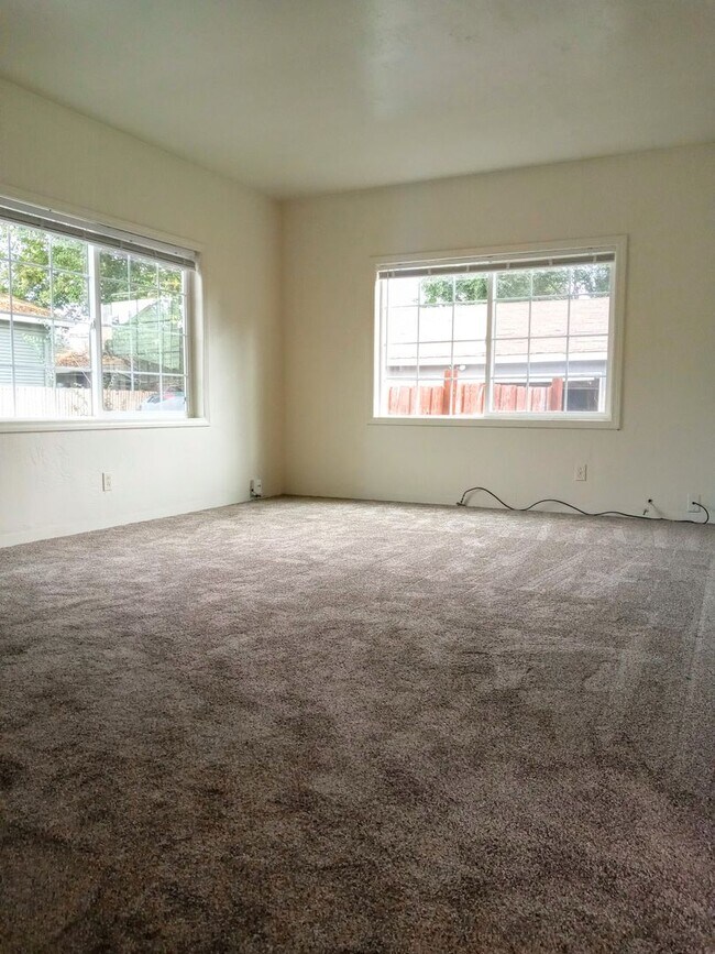 Building Photo - LAUR62-64