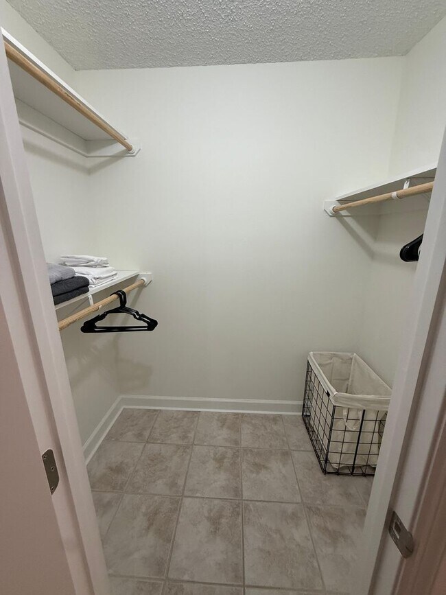 Building Photo - Furnished first floor Brand new renovated apartment