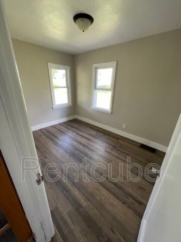 Building Photo - 915 Pleasant St