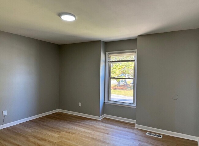 Building Photo - 900 Stevens Ct NE