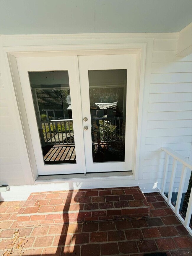 Building Photo - Stunning Renovated 3bedroom 2.5 bathroom Cottage