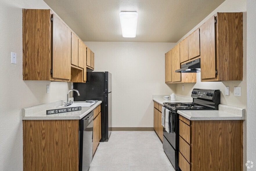 Cypress-Kitchen - Westdale Commons Apartments