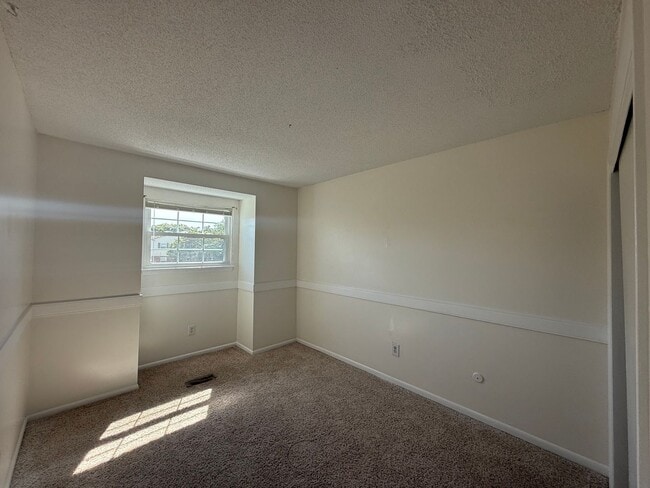 Building Photo - Townhouse Near N Great Neck & VB Blvd
