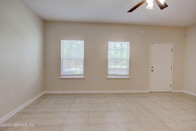 Building Photo - 417 Oasis Ln