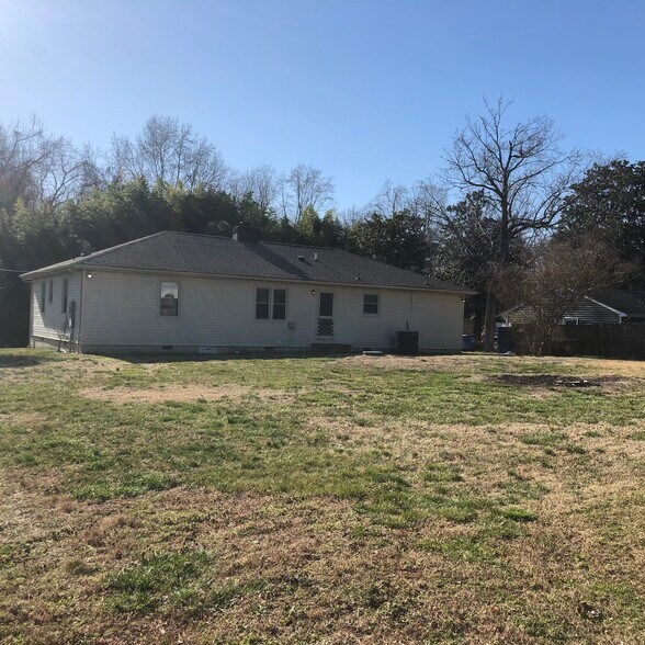 Building Photo - 1509 Peachtree Dr