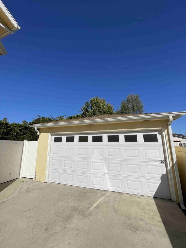Building Photo - 4432 Bakman Ave