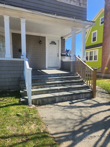 Primary Photo - 87 Manhattan Ave