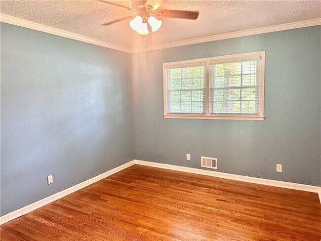 Building Photo - 2805 Pine Hill Dr