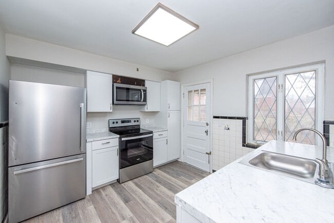 Building Photo - WESTWOOD - Freshly Updated & Move-In Ready! 4 bed 2.5 bath home