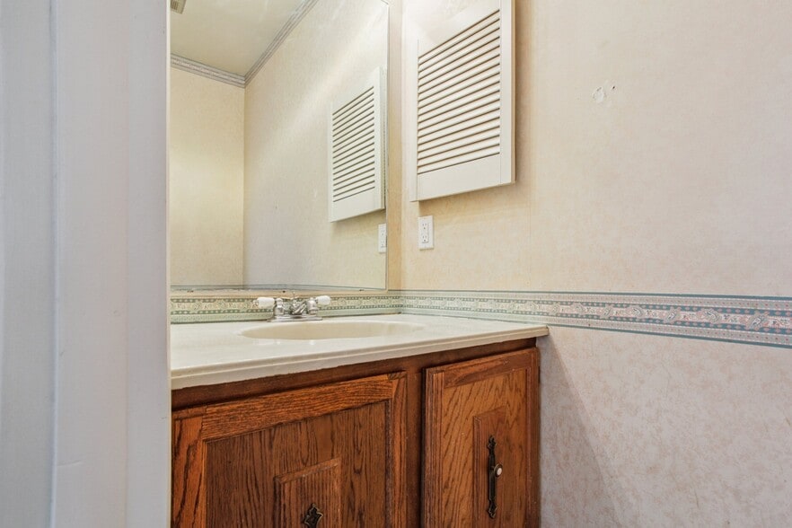 Building Photo - 1050 S Monaco Pky