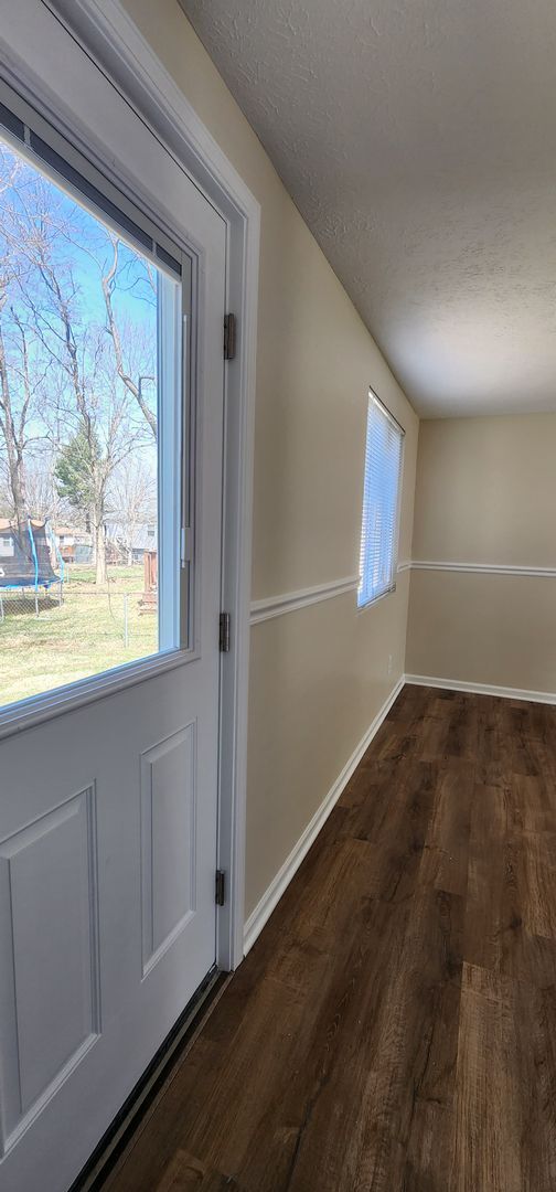 Building Photo - Oldham County Beauty!  Completely Renovated!  ALL NEWer Appliances!  ALL NEWer Flooring & Paint! ...