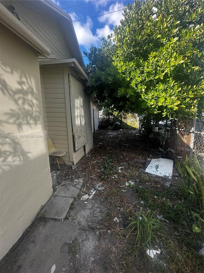 Building Photo - 1919 SW 2nd St