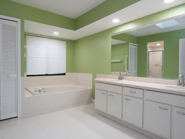 Building Photo - Enjoy Florida living in this spacious 3BR/...