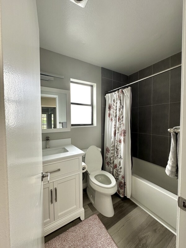 Building Photo - 8750 Villa La Jolla Dr