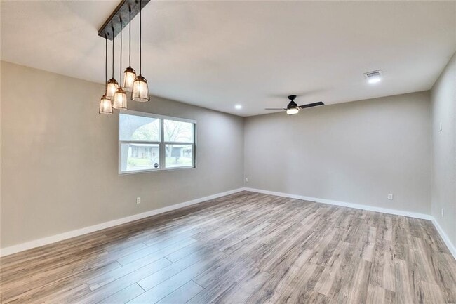 Building Photo - 11405 Oakwood Dr