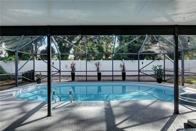 Building Photo - 905 SE Flamingo Ave