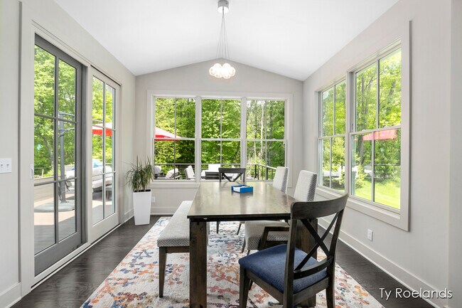 Building Photo - 3757 Lake Birch St NE