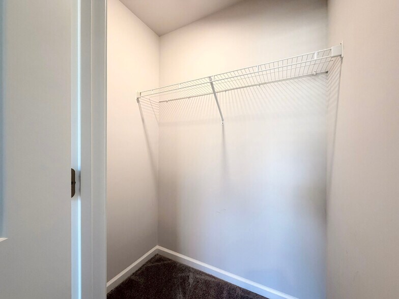 Building Photo - 400 Hazy Hills Ln