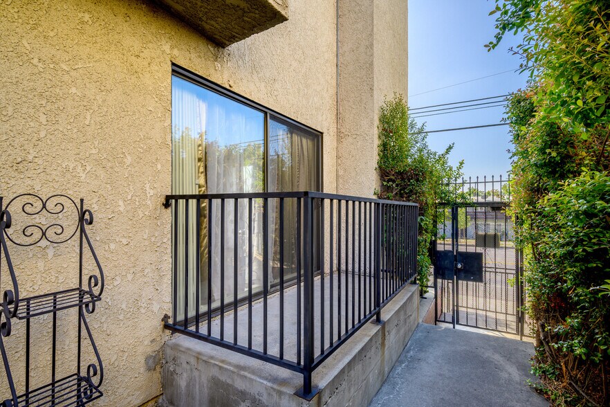 Building Photo - 13203 Vanowen St