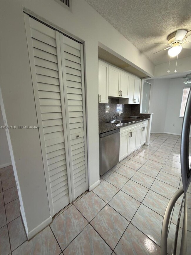 Building Photo - 950 SW 138th Ave