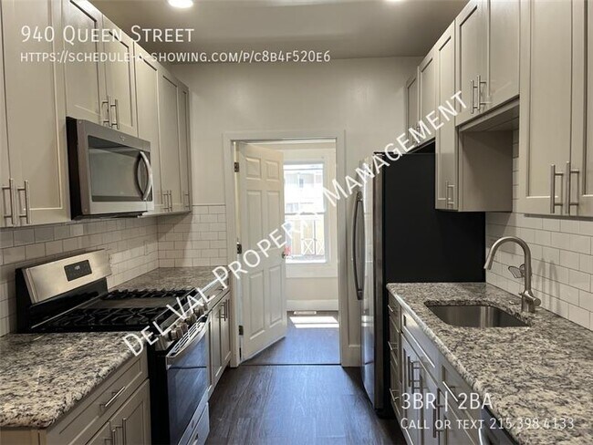 Building Photo - 940 Queen St