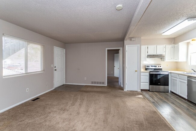 Building Photo - Inviting 2-Bed, 2-Bath in a Quiet 6-Plex