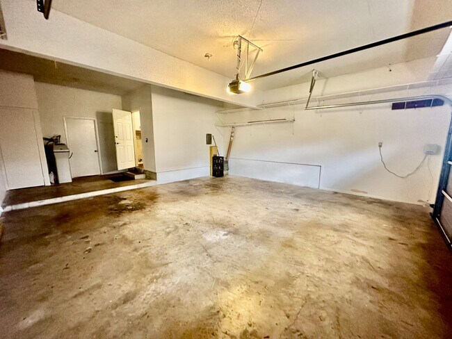 Building Photo - July Move-In Special - Fabulous 4/2 single...