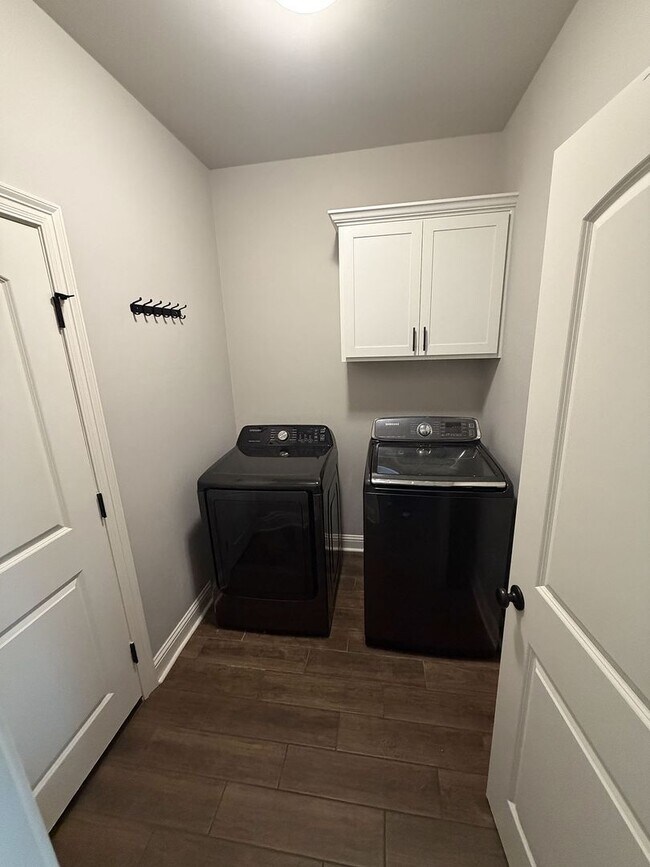 Building Photo - 403 Mangrove Ln