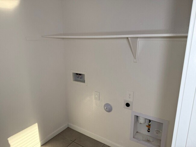 Building Photo - 2462 E Alonso Dr