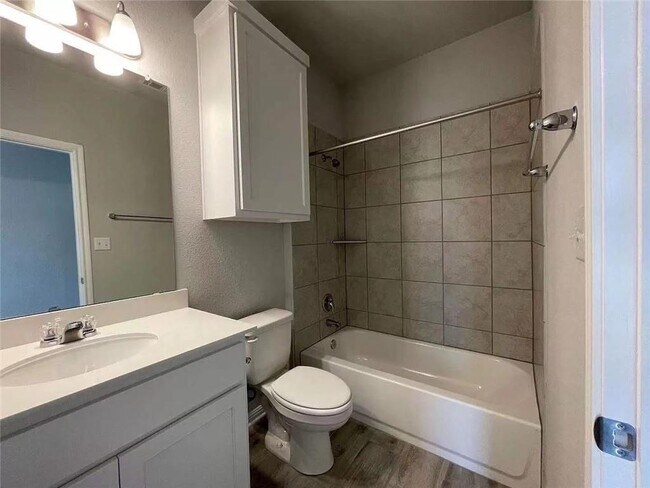 Building Photo - 2205 Arendale Dr