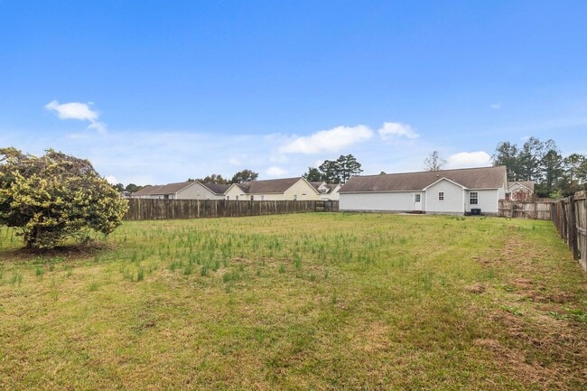 Building Photo - 3 Bedroom 2 Bathroom Home