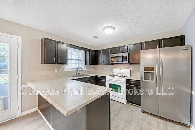 Building Photo - 4000 Sand Wedge Cir